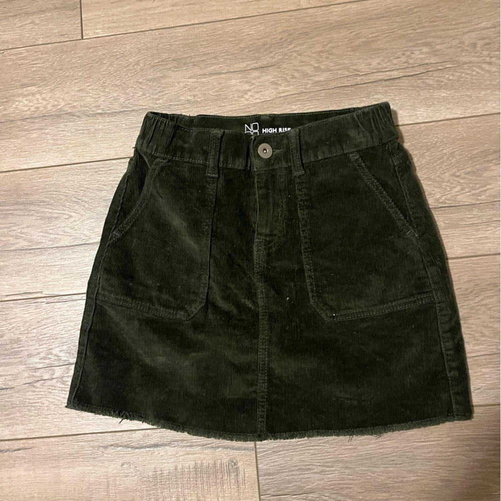 Green corduroy skirt 
Size small 
Great condition